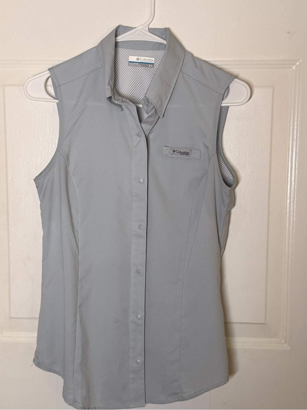 Columbia Sleeveless Button-Front Sport Shirt in Light Blue-Gray
